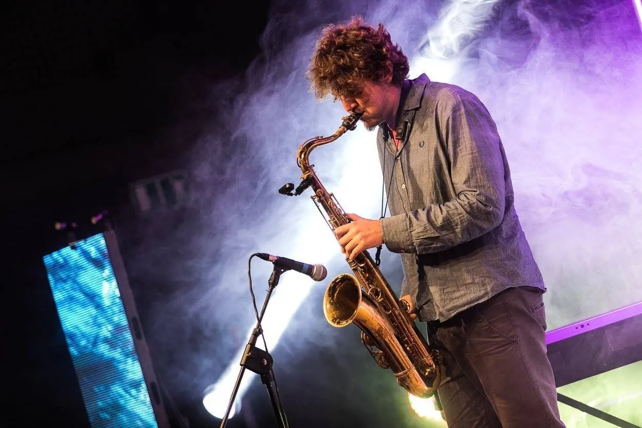 Francesco Pafundi suona il sax tra il fumo del palco