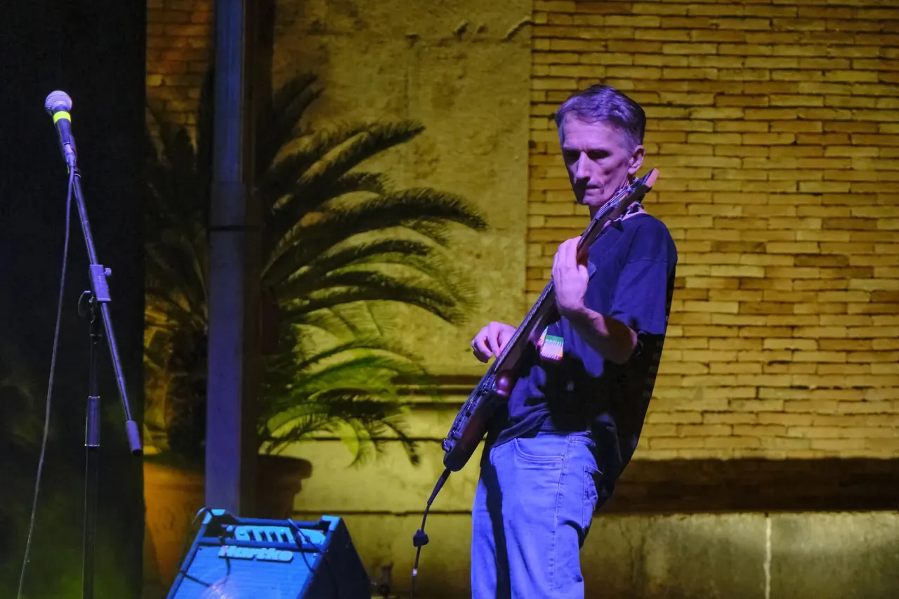 Antonio Lanni al basso su un palco illuminato di blu